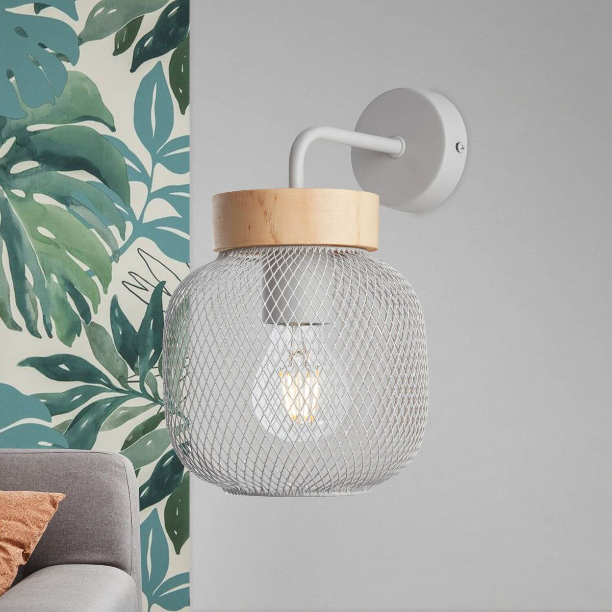 Applique murale grise et bois installée sur un mur clair devant un papier peint végétal.