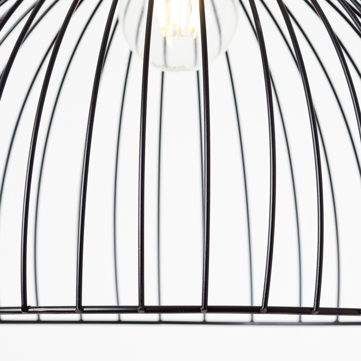 Gros plan sur la cage métallique et l'ampoule, détail de la finition noire mate.