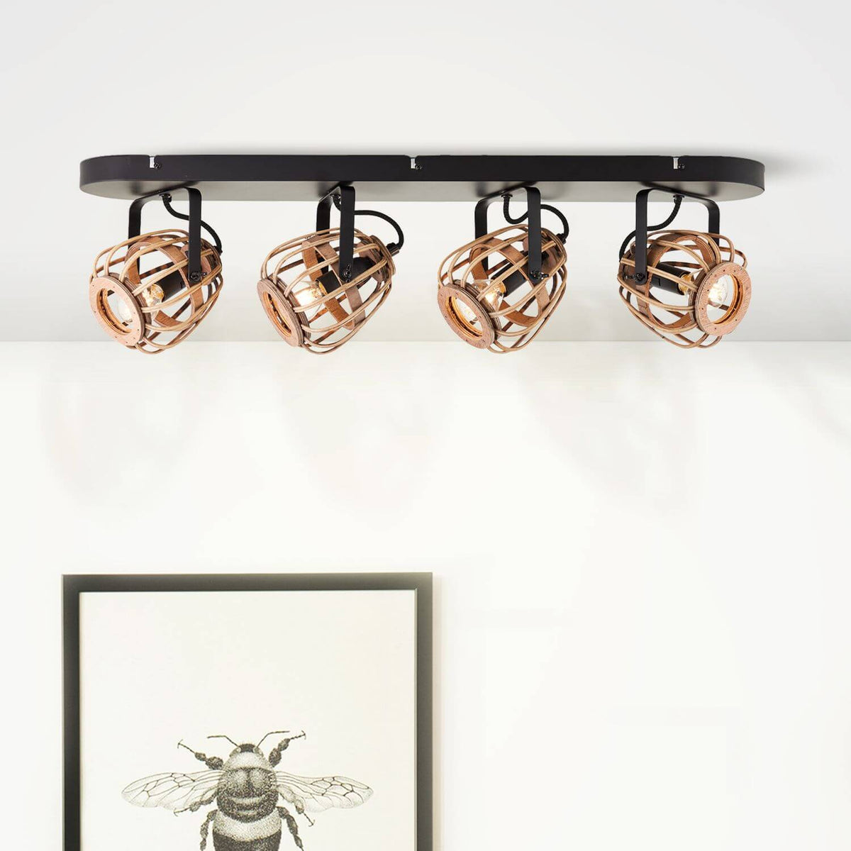 Luminaire fixé au plafond blanc, au-dessus d'une affiche encadrée d'abeille