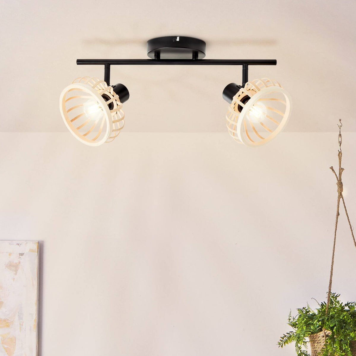 Luminaire fixé au plafond, allumé, dans une pièce claire et épurée