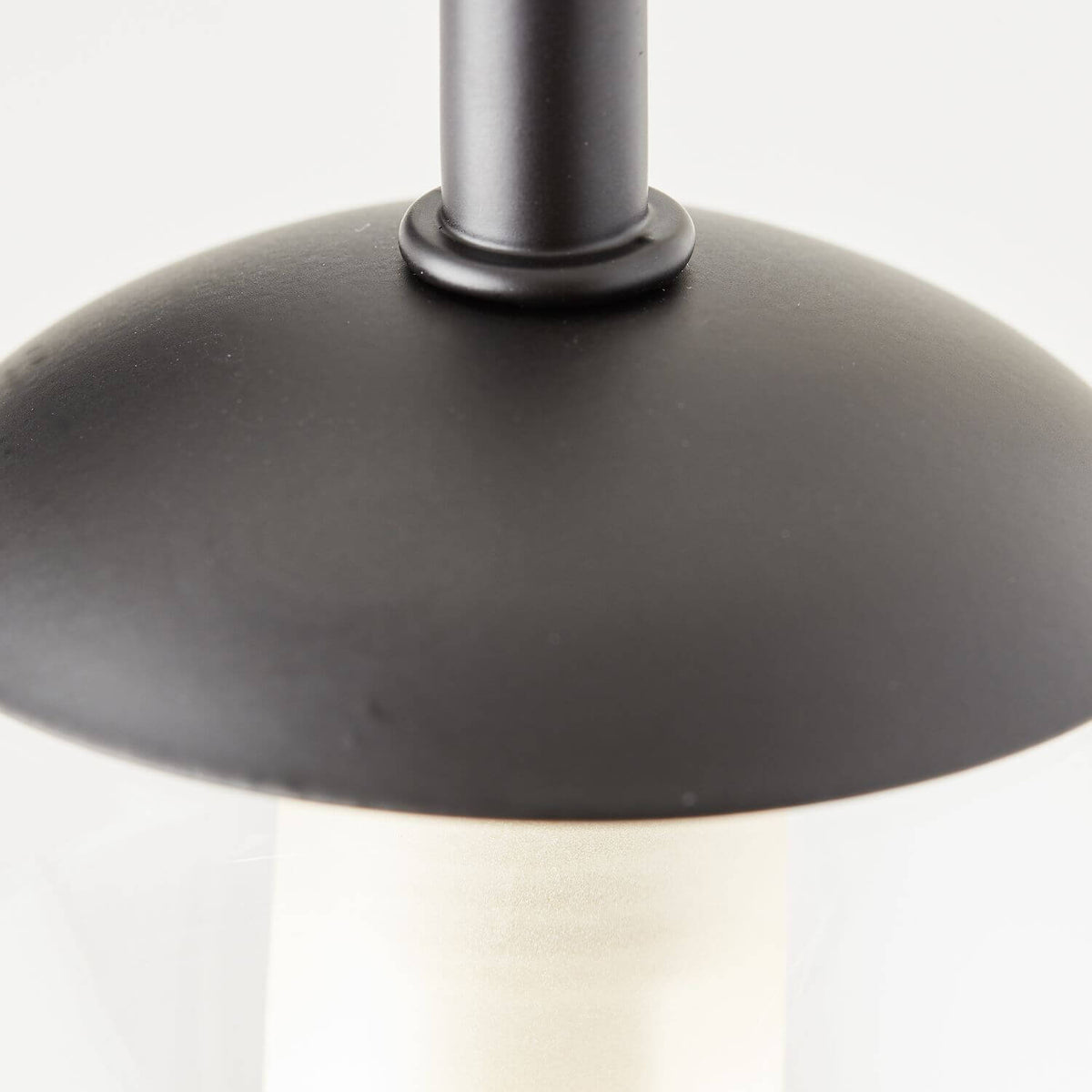 Détail de la finition noire mate de la calotte sur le globe en verre
