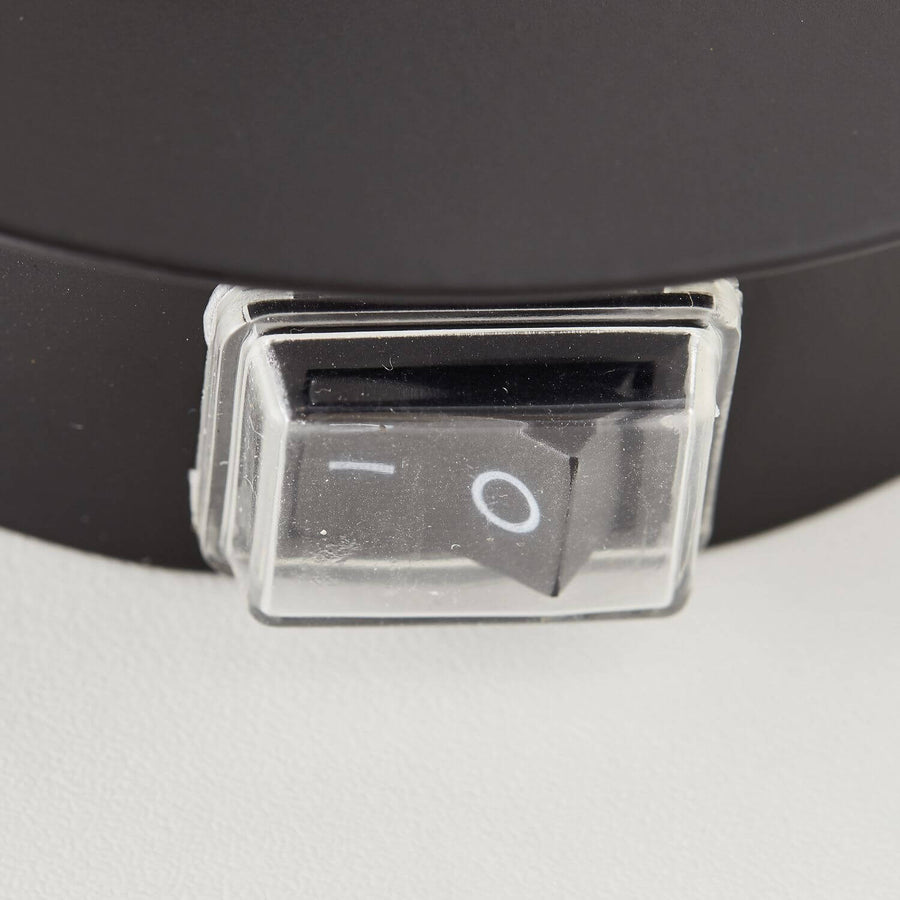 Gros plan sur l'interrupteur à bascule sous capot transparent intégré à la base
