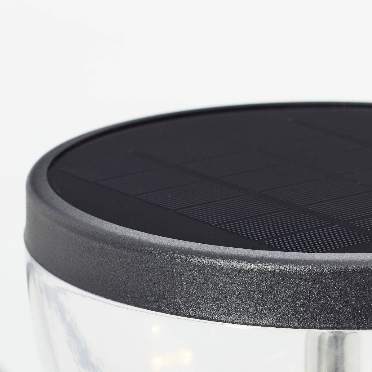 Détail du capot noir et de la cellule solaire en surface
