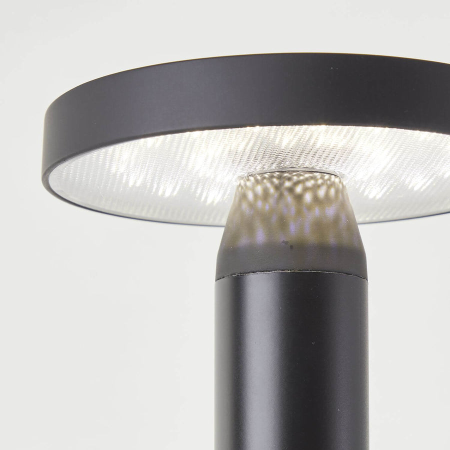 Détail du dessous de l'abat-jour, diffuseur strié et LED allumées