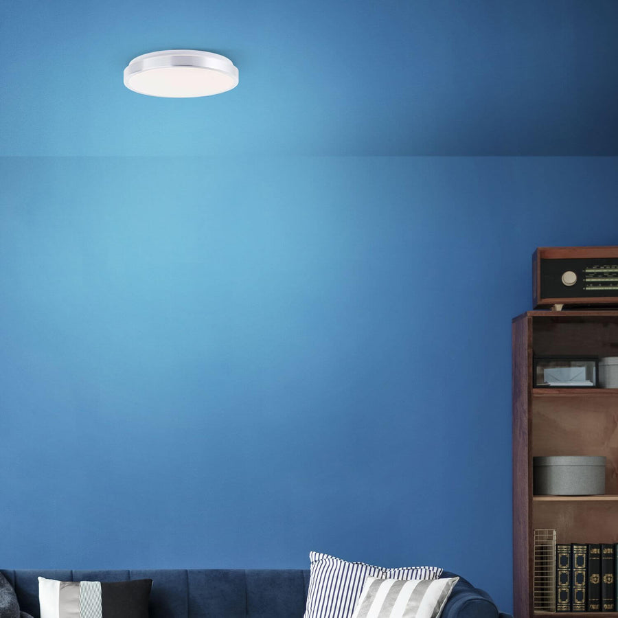 Luminaire fixé au plafond bleu dans une pièce de vie.