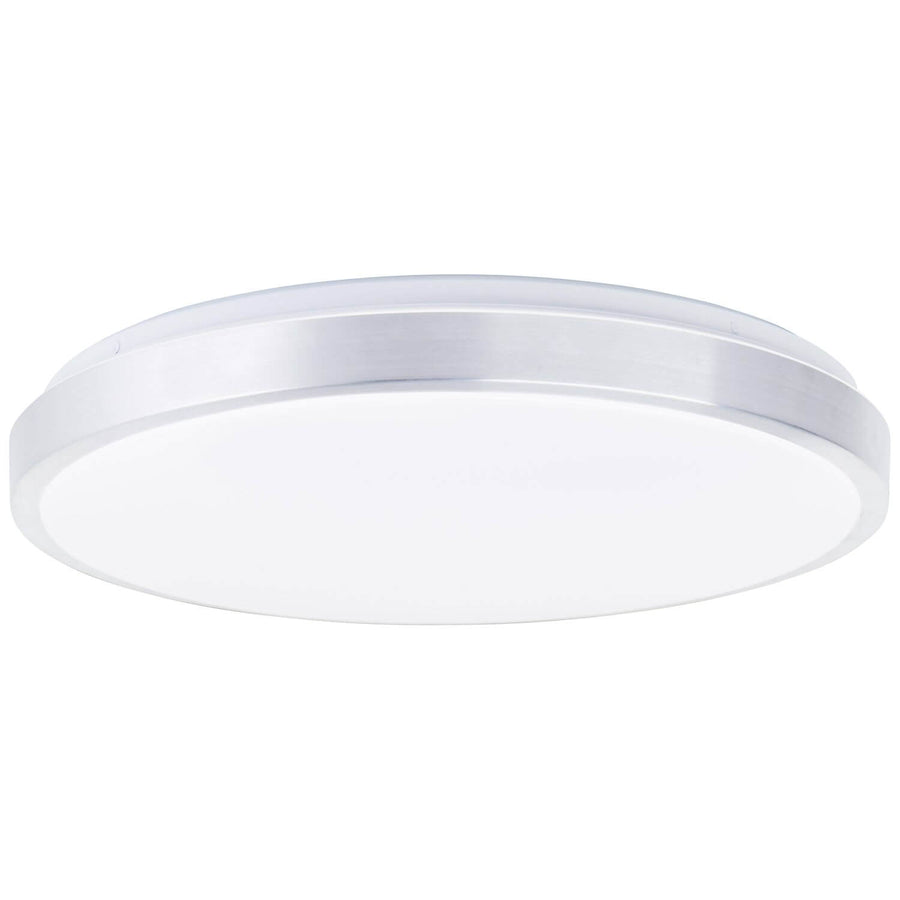 Vue de trois quarts du plafonnier rond à finition nickel brossé et diffuseur blanc.