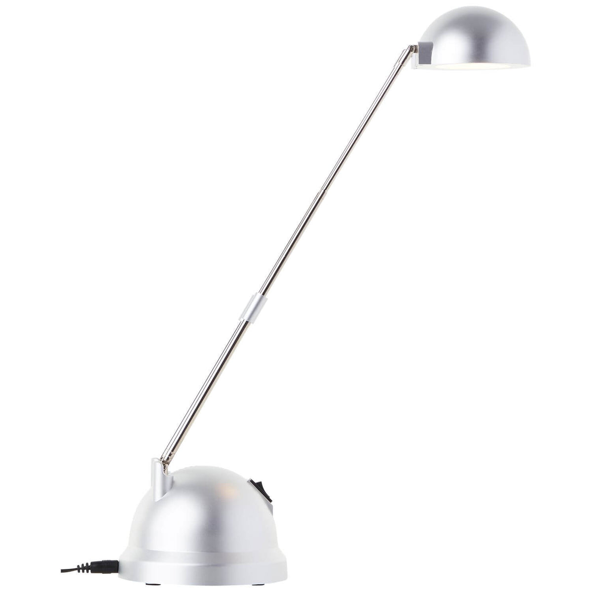 Lampe à poser argentée vue de côté, tige fine inclinée et réflecteur en dôme.