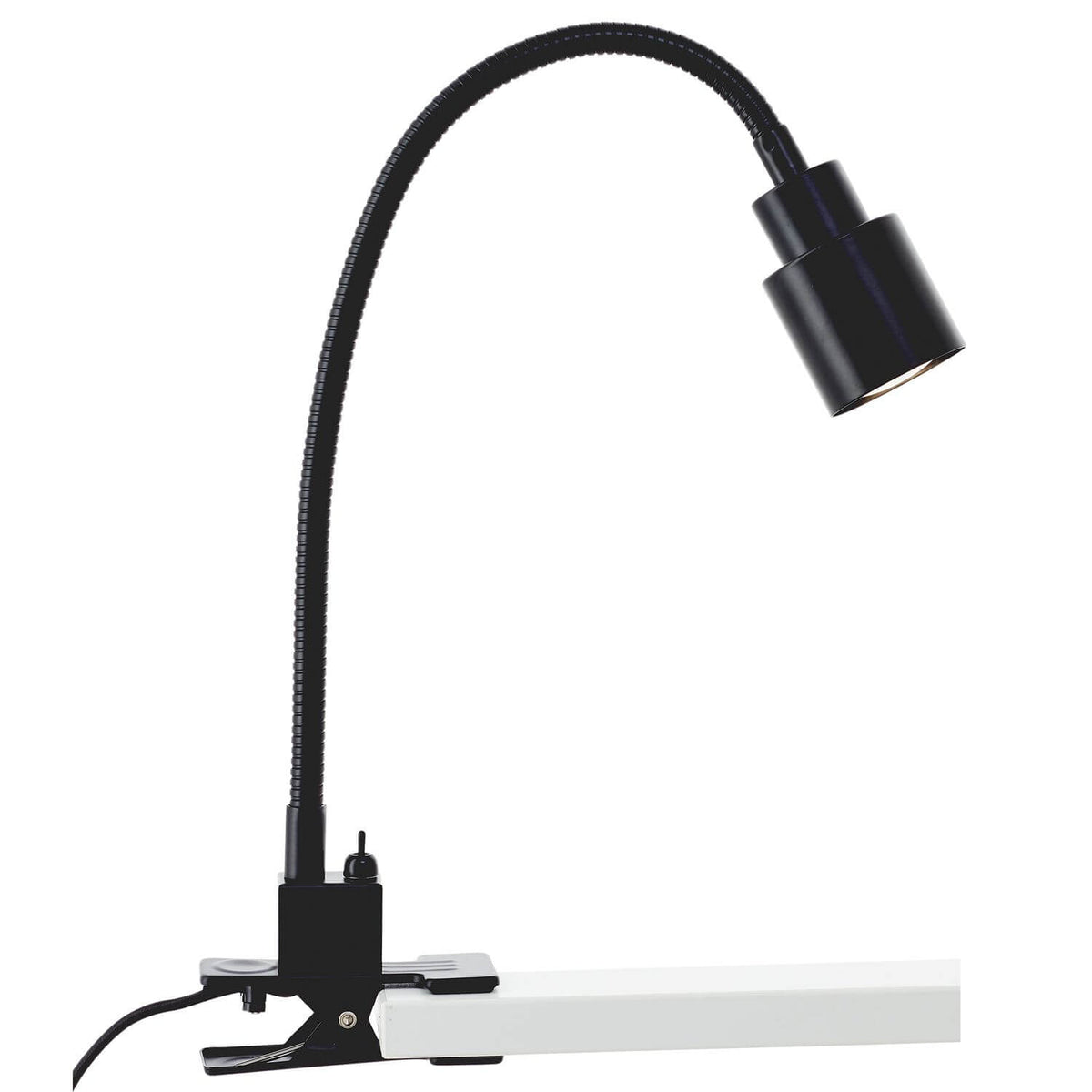 Lampe de bureau noire vue de profil, fixée par pince sur un plan de travail blanc