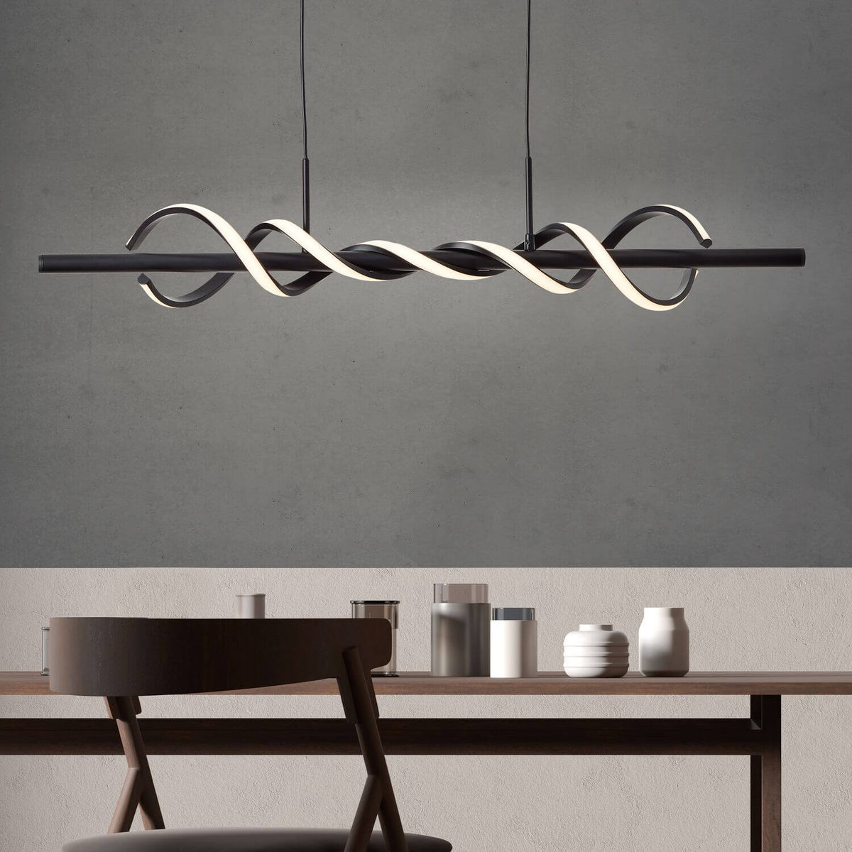 Mise en ambiance au-dessus d'une table à manger devant un mur gris