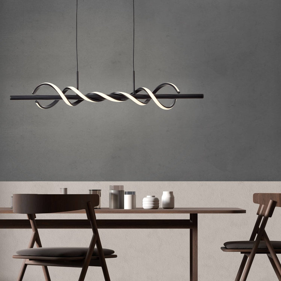 Scène de salle à manger avec chaises en bois et suspension allumée