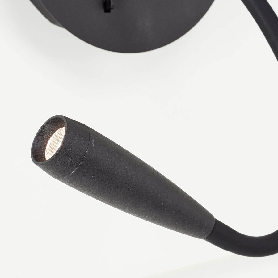 Gros plan sur la tête éclairante, lentille LED et finition noire mate.