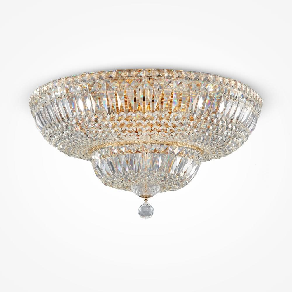 Lustre plafonnier doré en cristal taillé, vue de face sur fond blanc