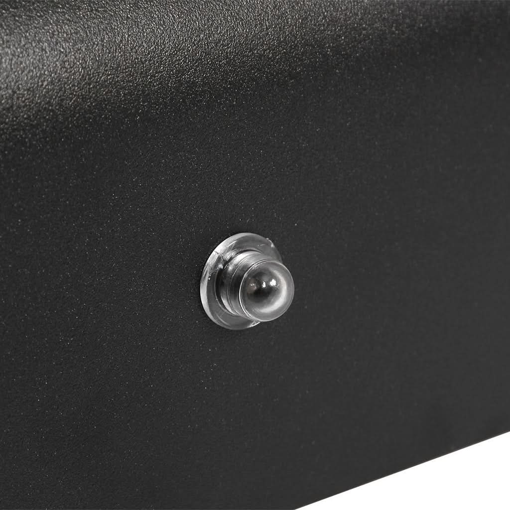 Détail du capteur de mouvement translucide fixé sur la face avant noire.