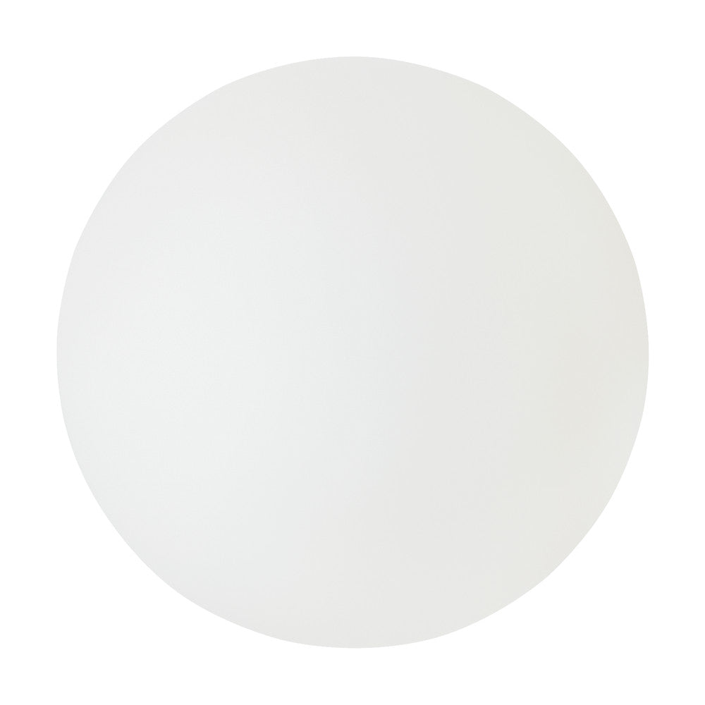Sphere blanche opaque isolee sur fond blanc, vue rapprochee du diffuseur en verre