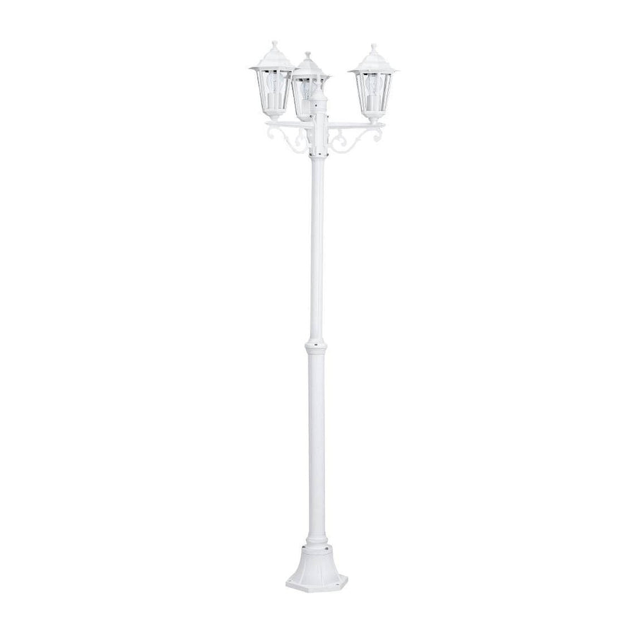 Lampadaire extérieur blanc à trois lanternes, vu de face sur fond blanc
