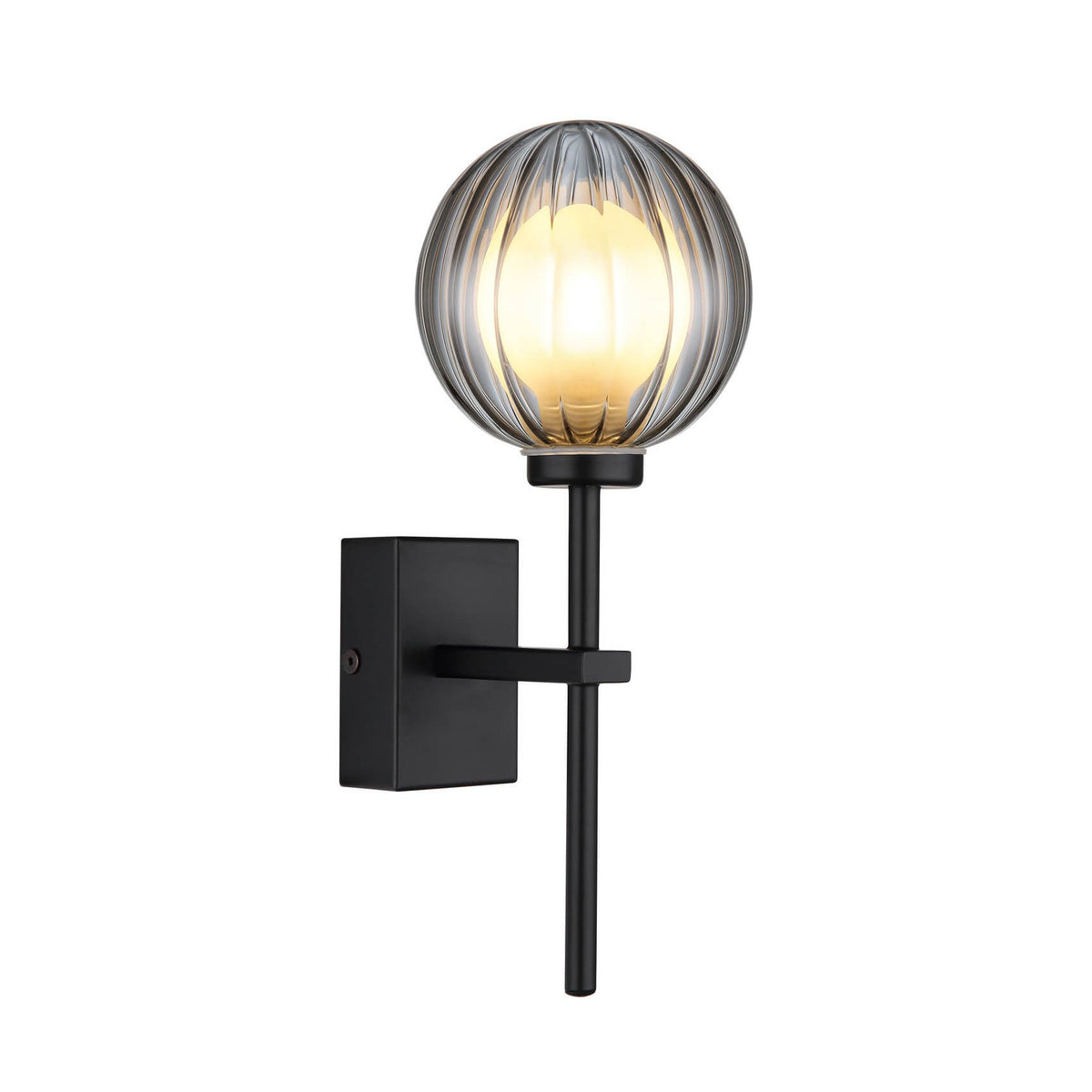 Applique murale noire avec globe en verre strié allumé, vue de trois quarts sur fond blanc.