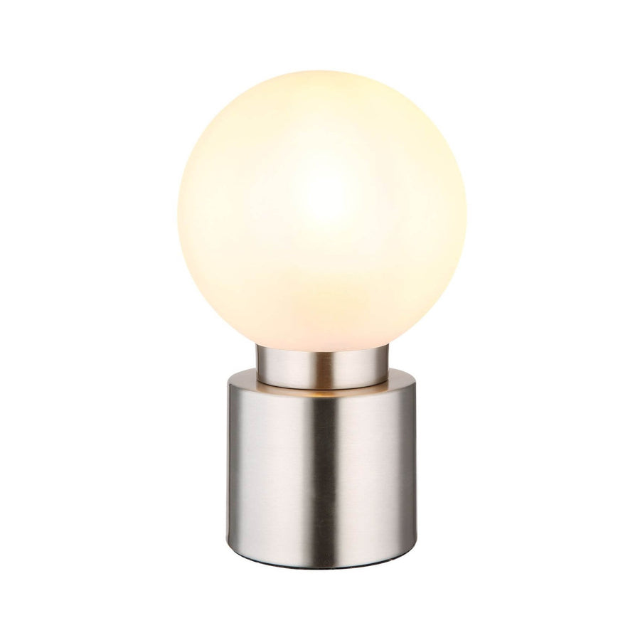 Lampe à poser de face, boule de verre opalin allumée sur socle cylindrique en métal nickel satiné.
