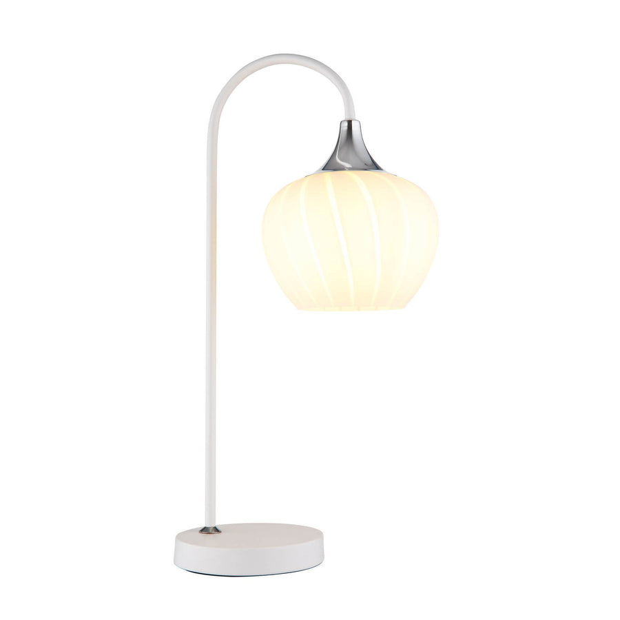 Lampe de face sur fond blanc, abat-jour en verre strié et tige arquée