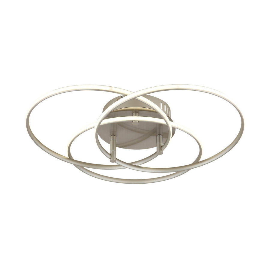 Plafonnier vu de face sur fond blanc, cercles métalliques entrelacés et diffuseur LED