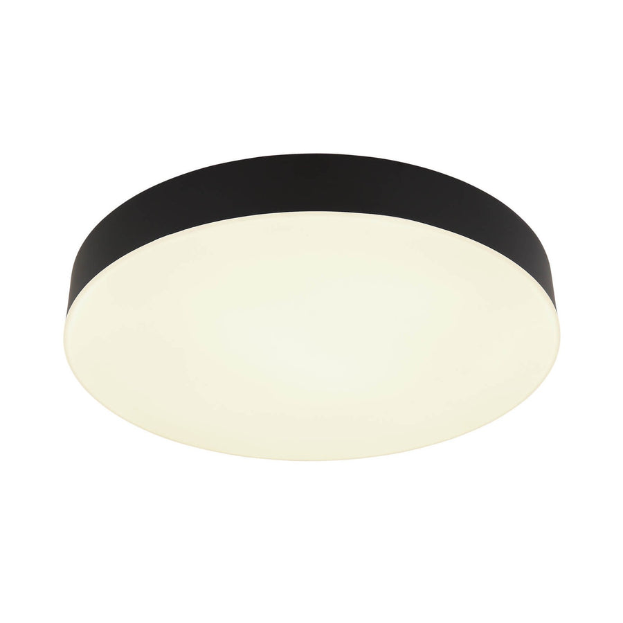 Plafonnier rond vu de trois quarts, cerclage noir mat et diffuseur blanc opale