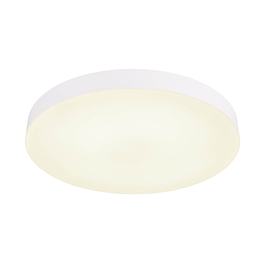 Plafonnier rond blanc mat photographié de trois-quarts, diffuseur allumé en lumière chaude