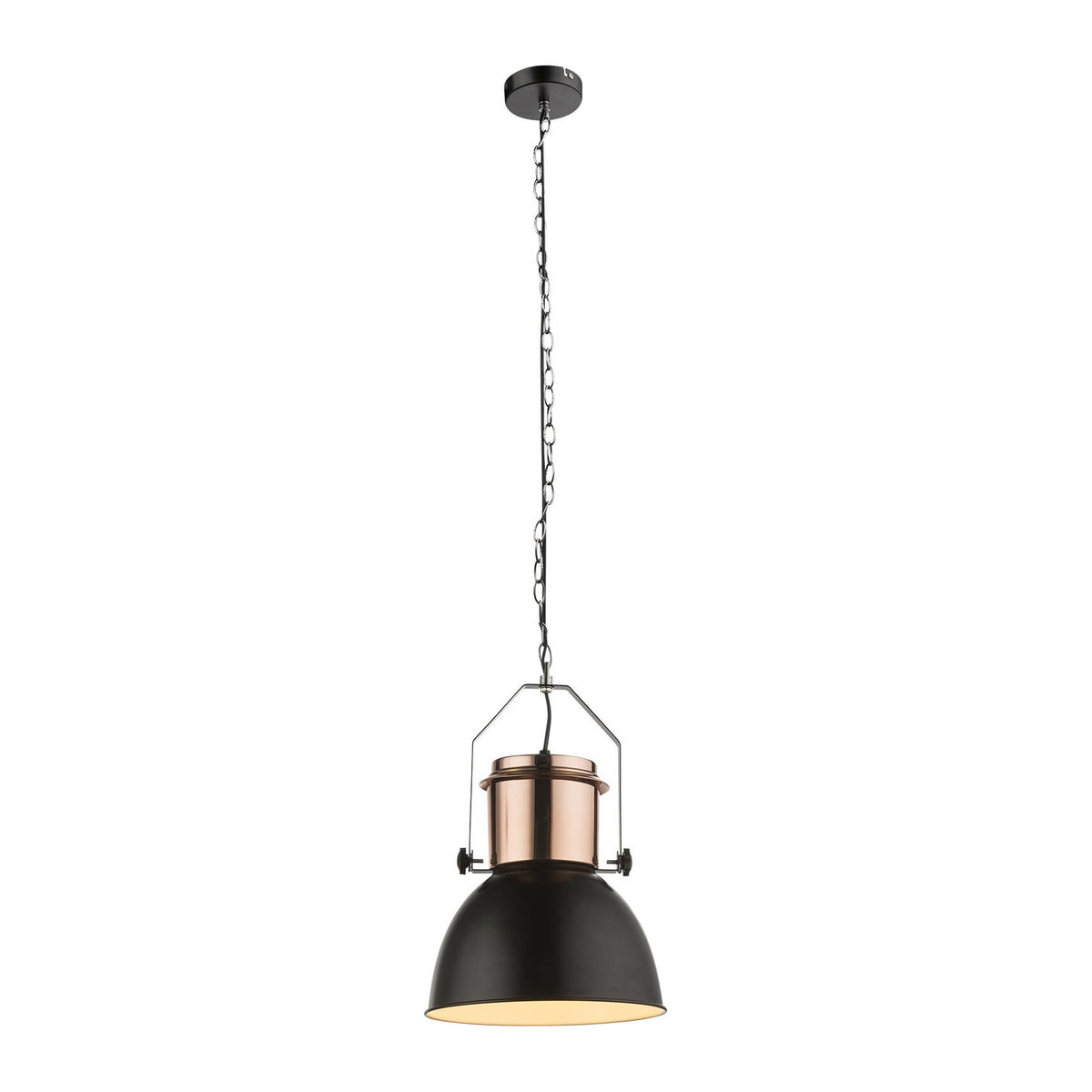 Vue de face du luminaire suspendu avec chaîne, abat-jour noir et partie cuivrée.