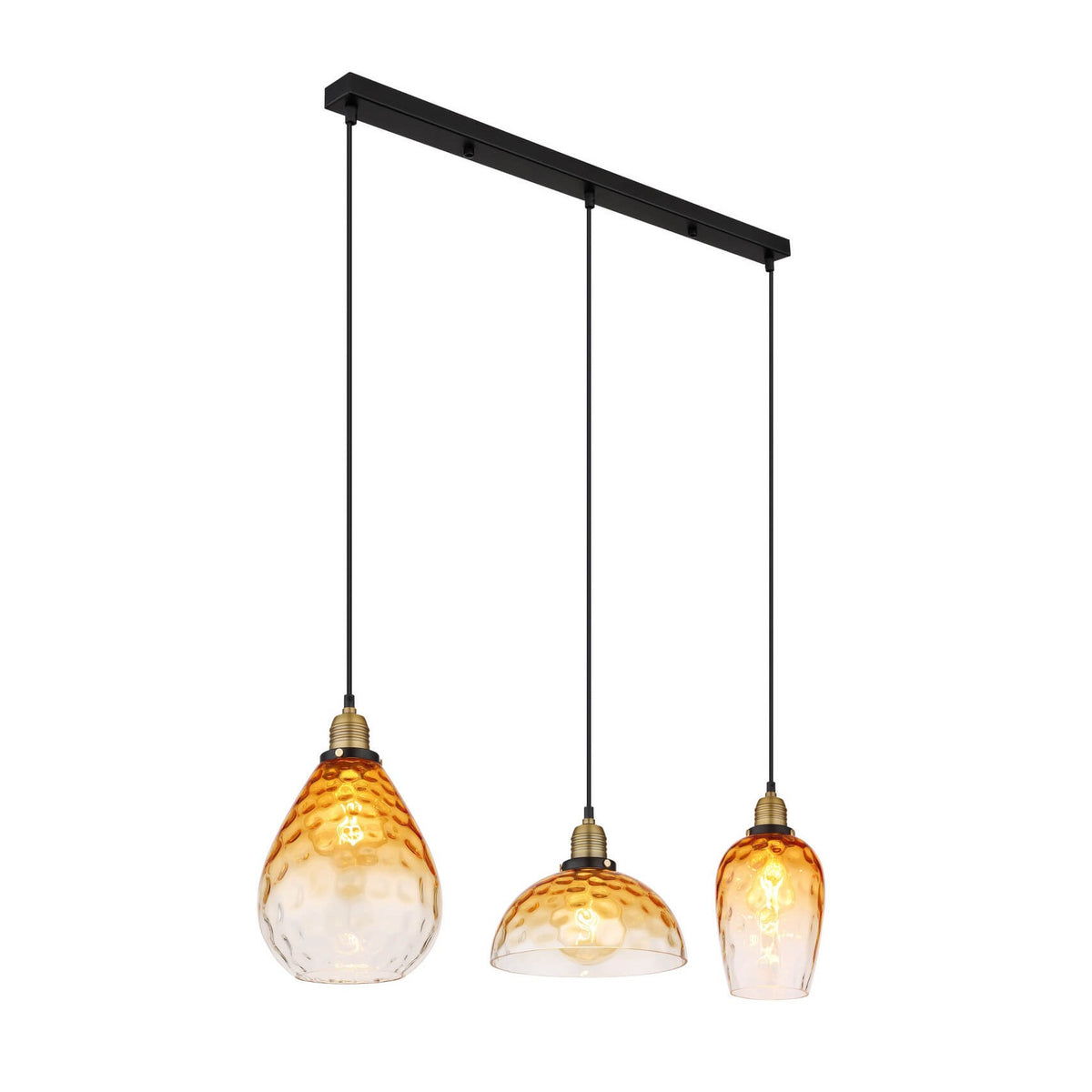 Vue produit de face sur fond blanc, suspension noire avec trois abat-jours en verre ambré.