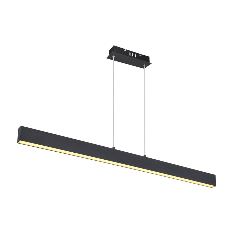 Vue de trois quarts d'un luminaire suspendu linéaire noir avec diffuseur LED.