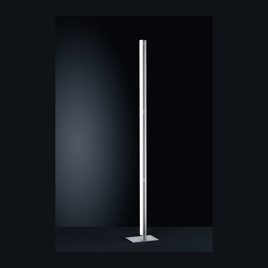 Vue de face du lampadaire nickel sur fond noir, tige verticale et base carrée.