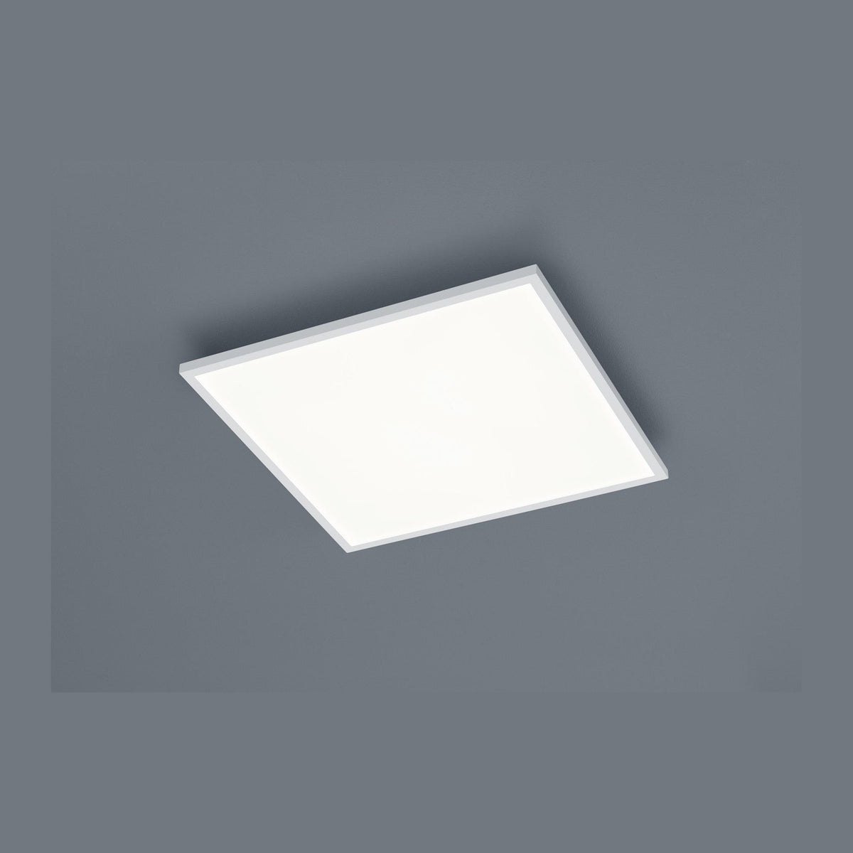 Plafonnier rectangulaire blanc vu de biais sur fond gris uni