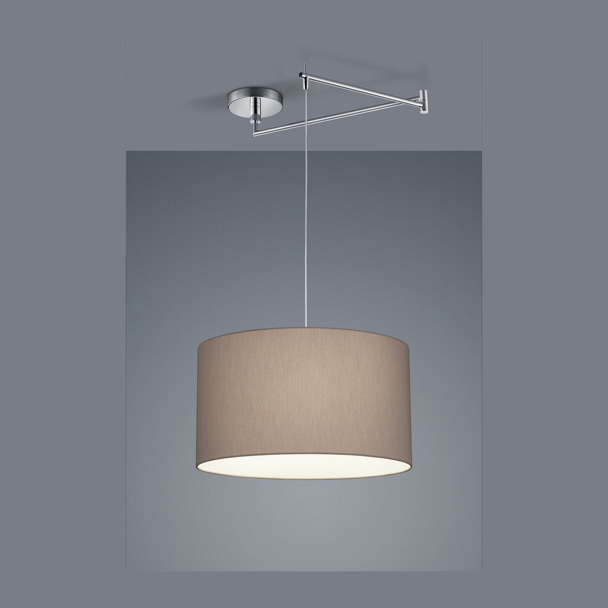 Suspension chromée avec abat-jour cylindrique beige, vue de face sur fond gris.