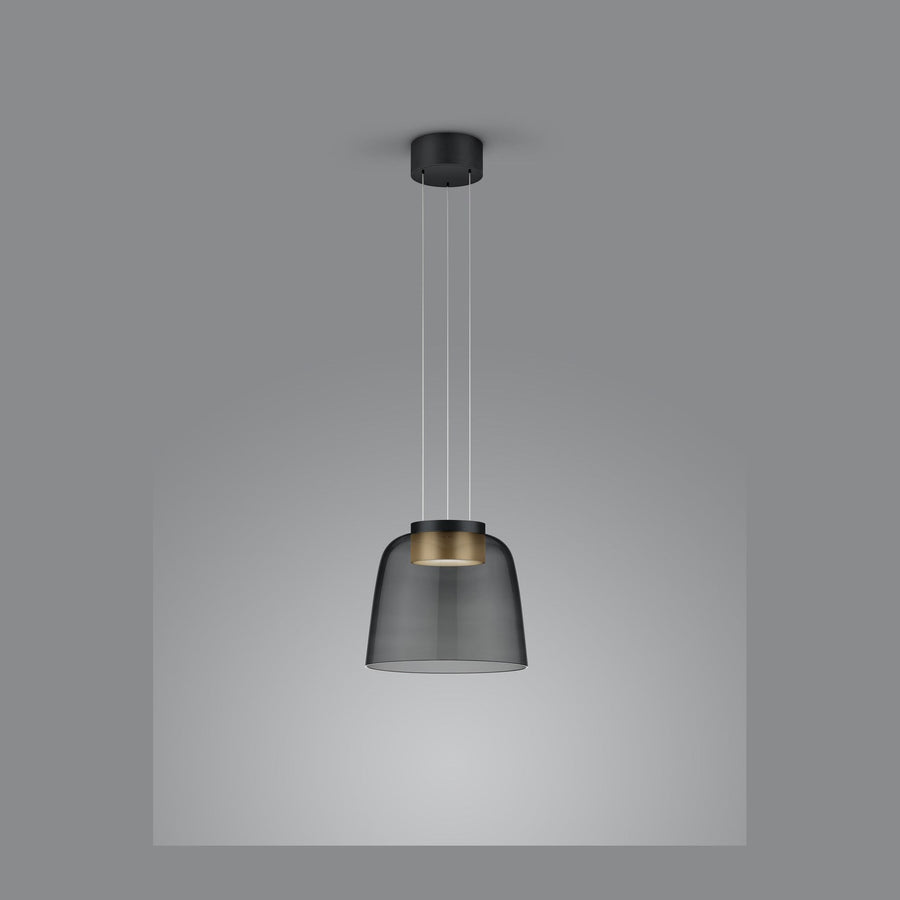 Vue de face de la suspension noire, abat-jour en verre fumé et intérieur doré.