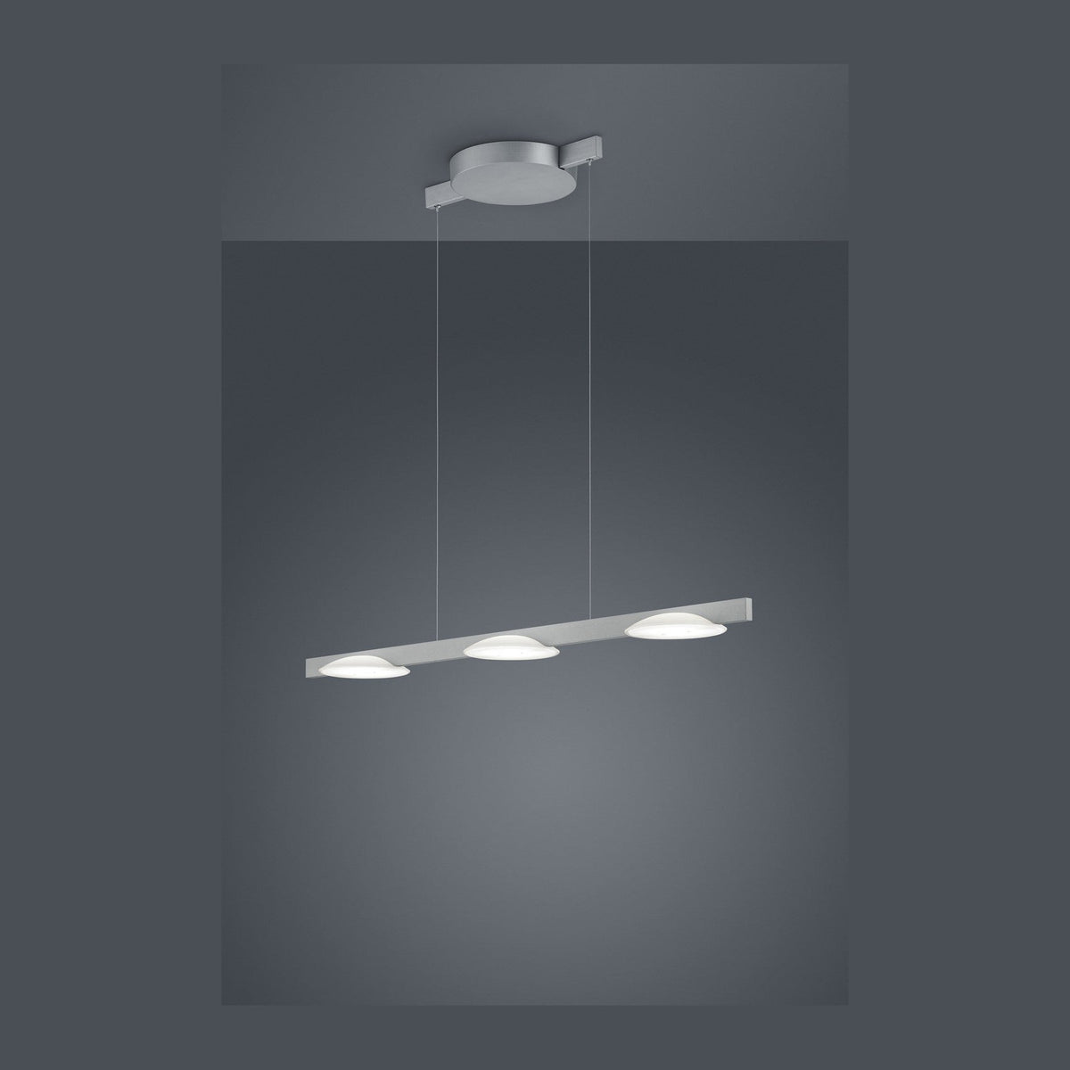 Vue de face du luminaire suspendu nickel, barre horizontale et trois diffuseurs blancs allumés