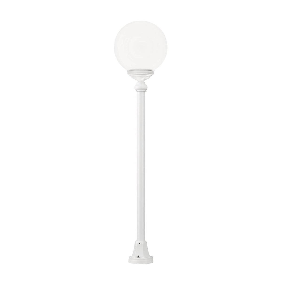 Borne lumineuse blanche de face, globe sphérique et pied cylindrique sur fond blanc