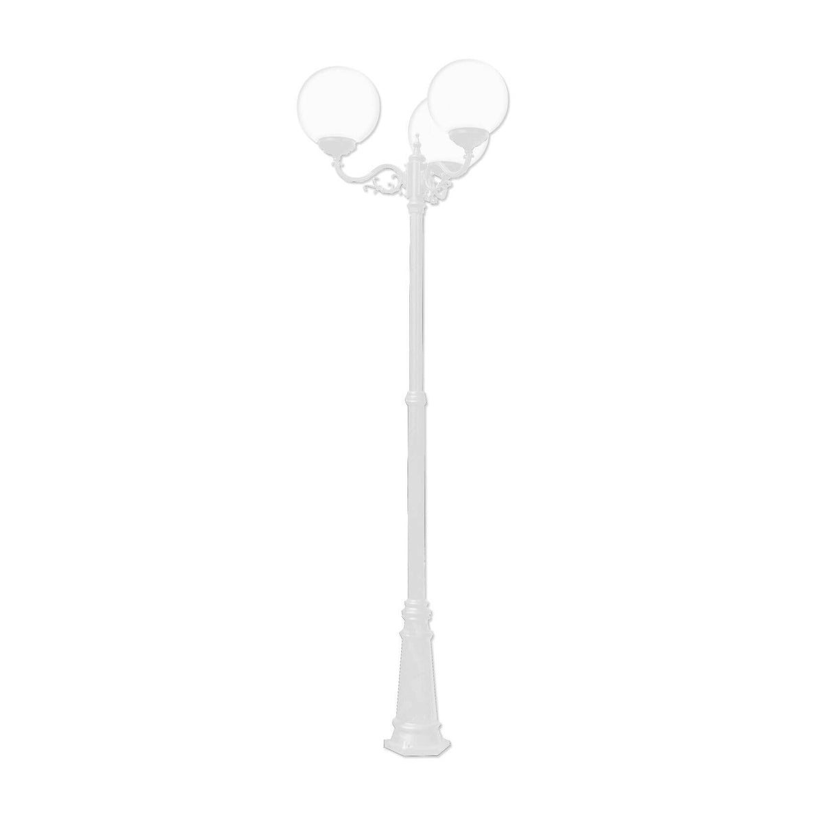 Lampadaire extérieur blanc à trois globes opalins, structure décorative, vue de face.