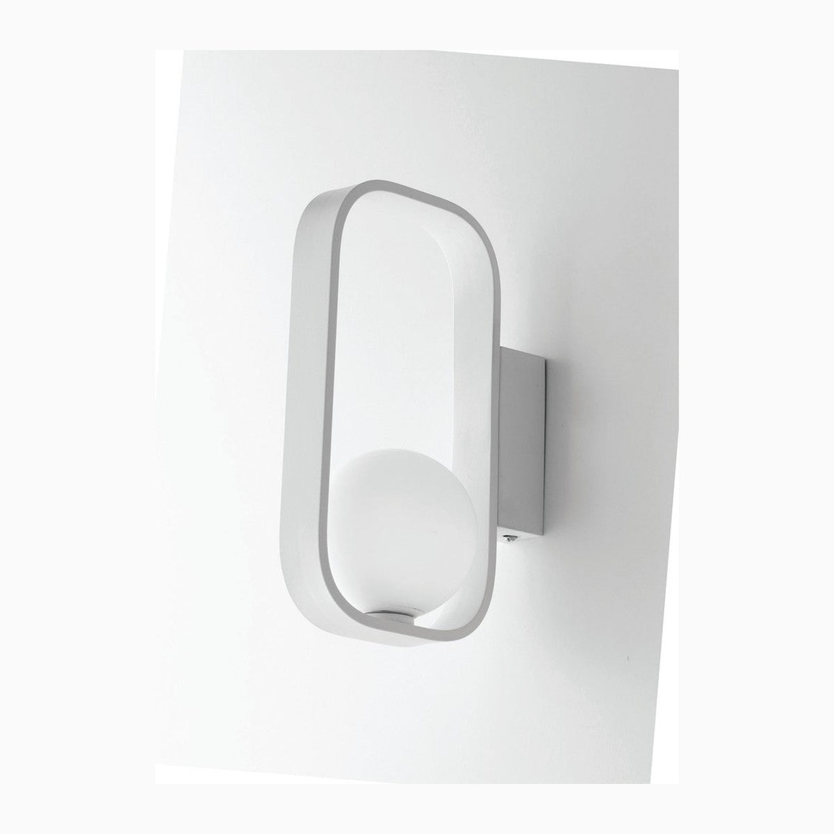 Applique murale blanche vue de face sur fond neutre, cadre ovale et diffuseur rond.
