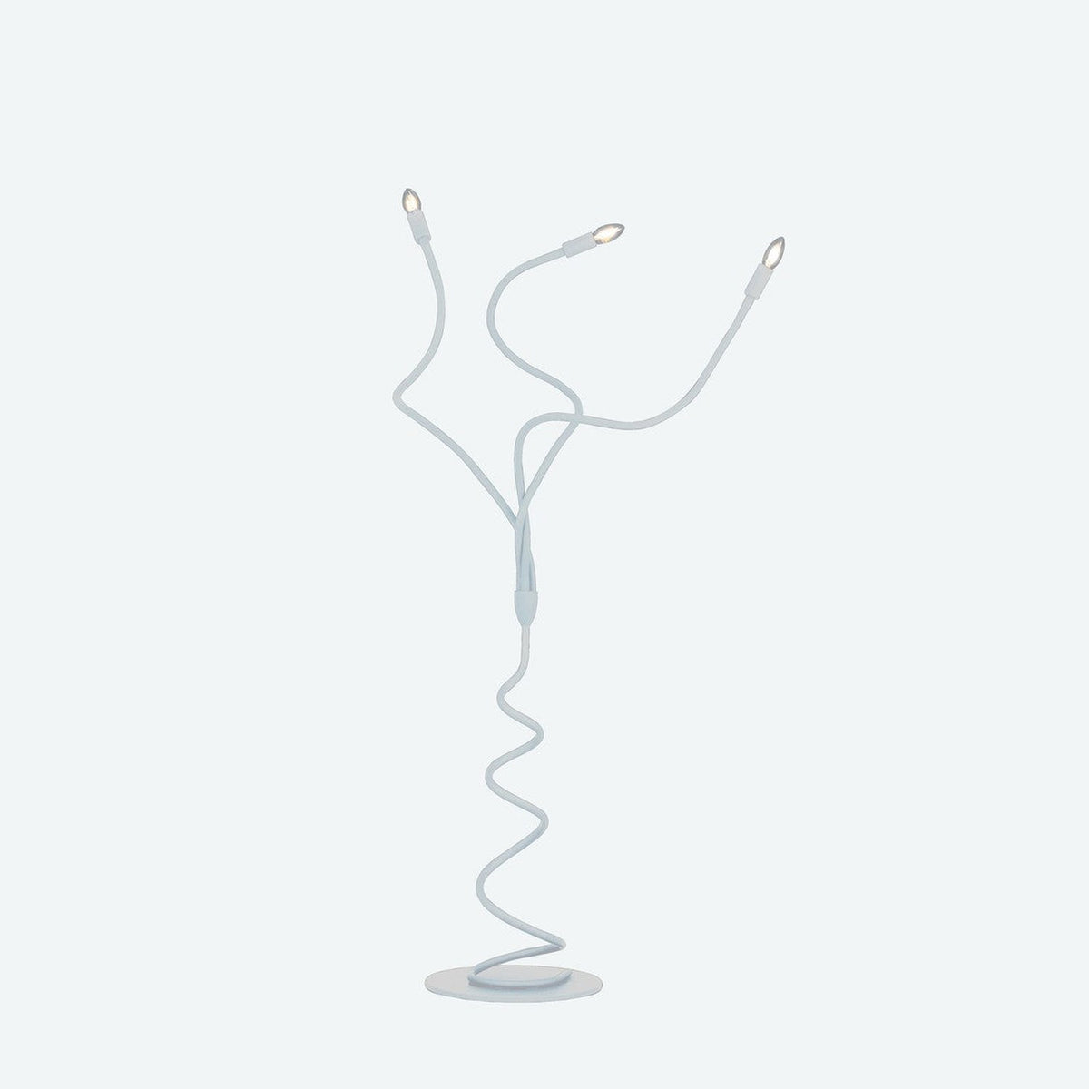 Lampadaire blanc de face, tige ondulée et trois bras souples à douilles apparentes.