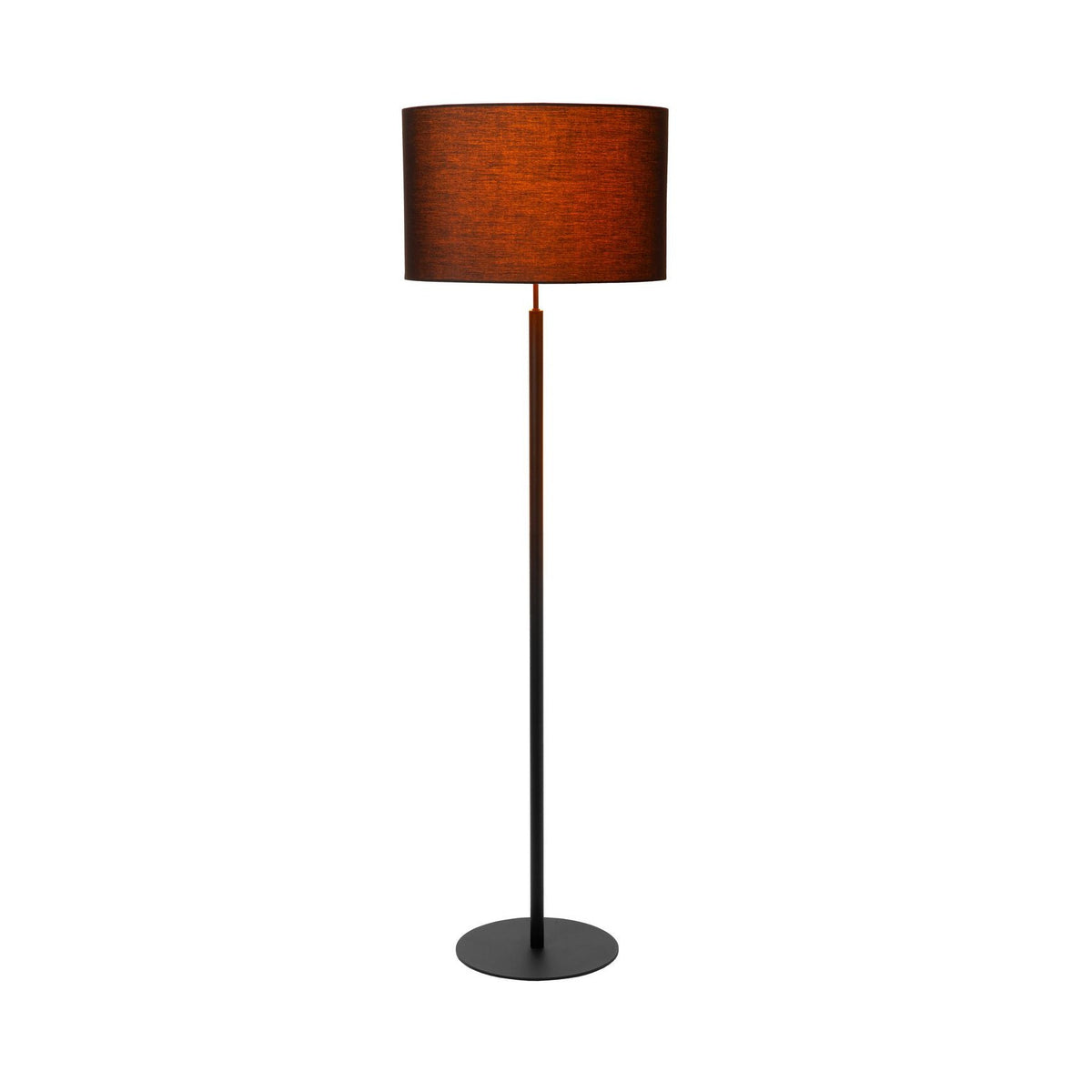 Lampadaire de face, grand abat-jour cylindrique orangé et pied noir sur fond blanc