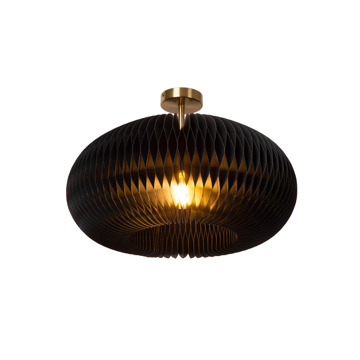 Vue de face du plafonnier noir plissé, ampoule allumée au centre diffusant une lumière chaude