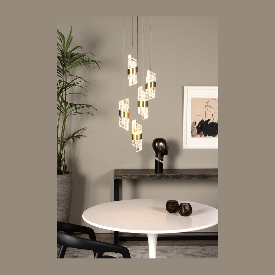 Suspension dorée à six pendants en verre texturé au-dessus d'une table blanche