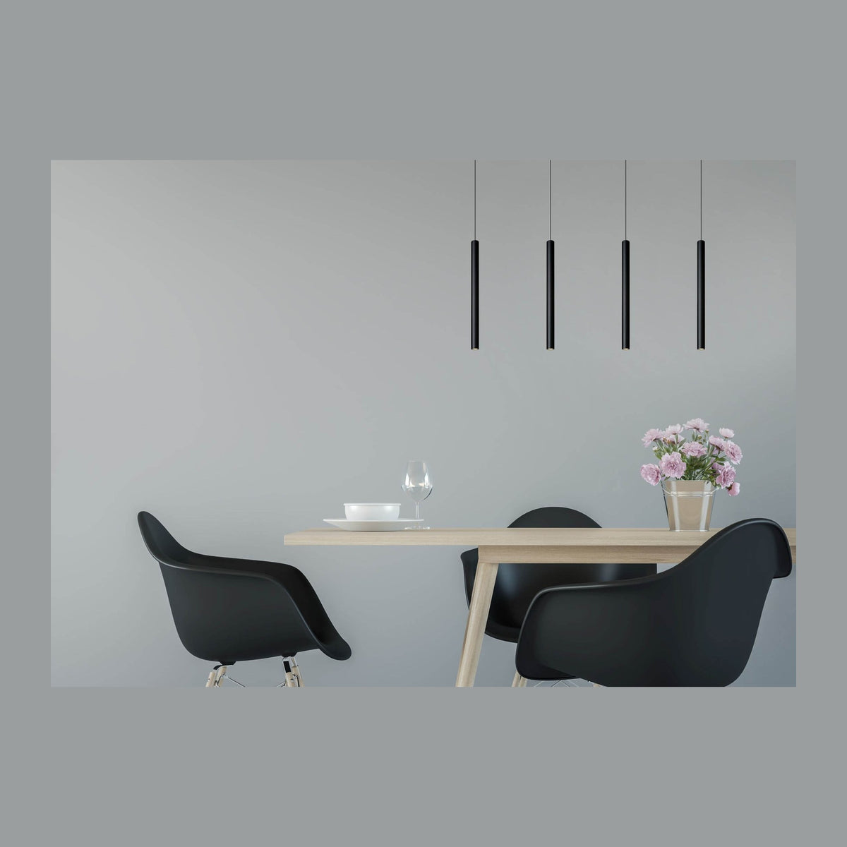 Mise en ambiance au-dessus d'une table à manger en bois clair avec chaises noires