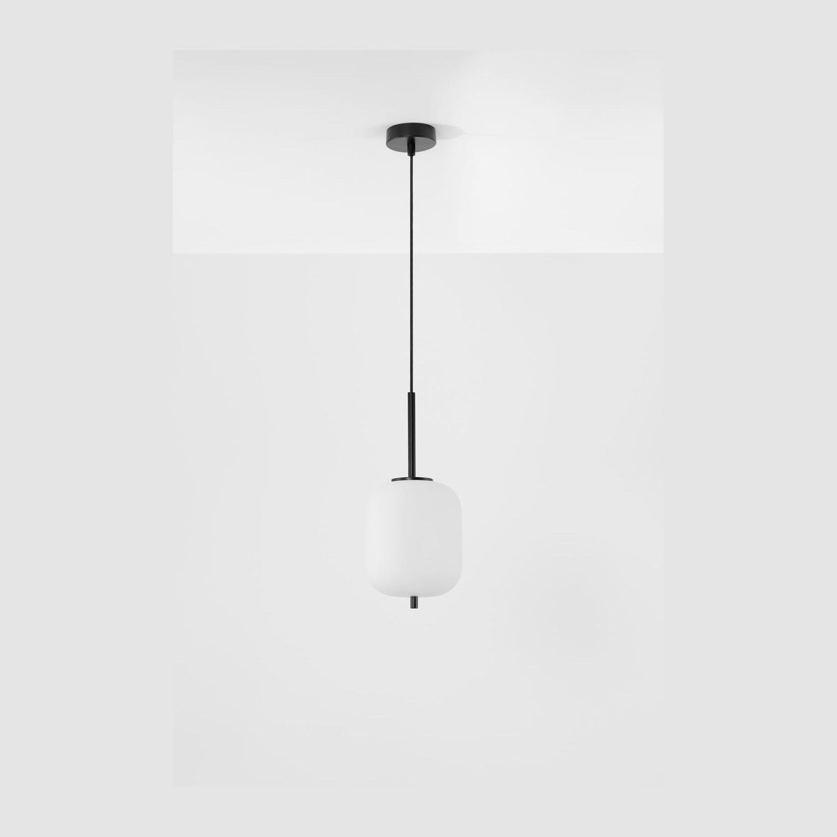 Suspension noire vue de face, diffuseur en verre opalin blanc et câble fin