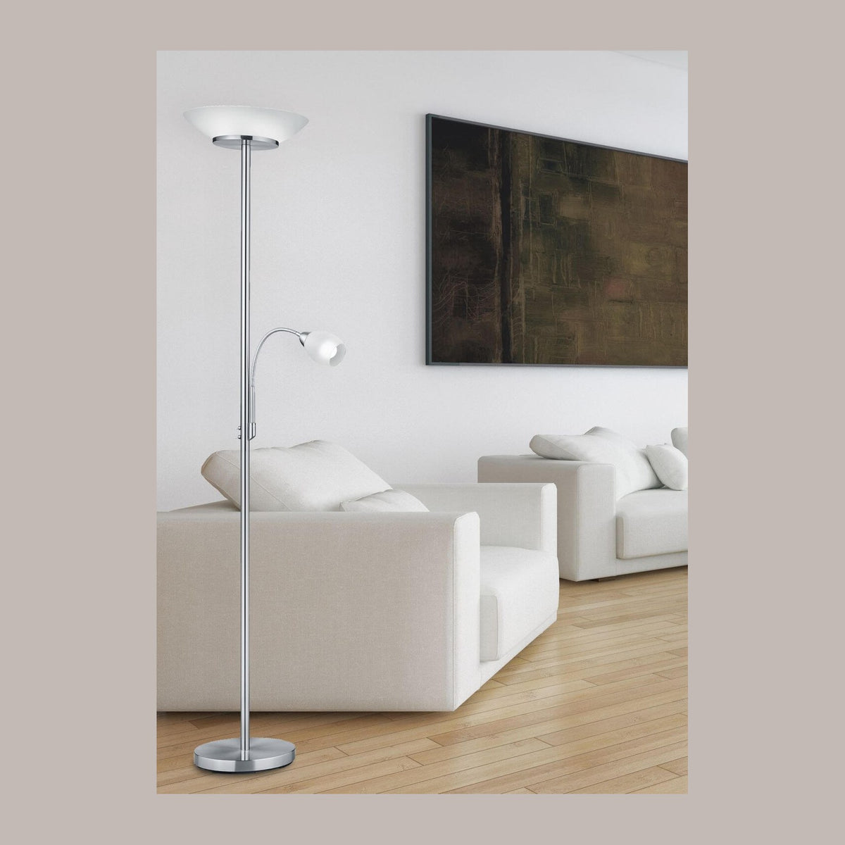 Lampadaire nickel satiné à deux lumières dans un salon contemporain aux canapés blancs