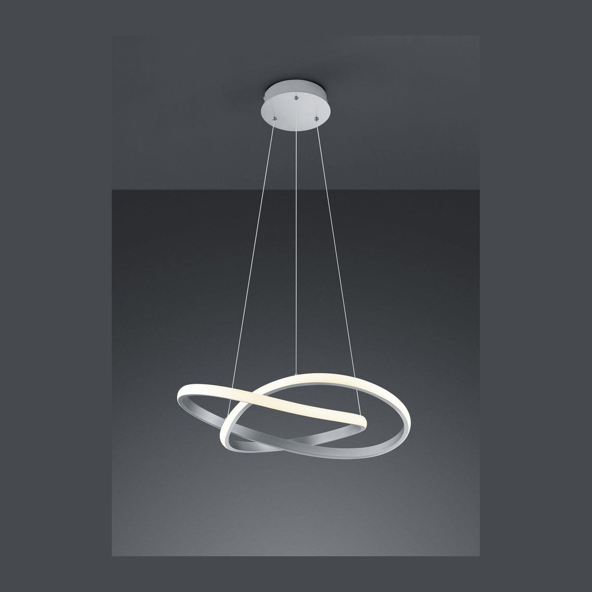 Suspension vue de face sur fond anthracite, double anneau nickel croisé et câbles fins