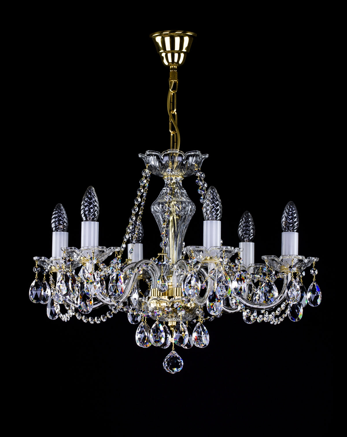 Lustre en cristal à cinq bras dorés, pendeloques et bougies, présenté de face sur fond noir