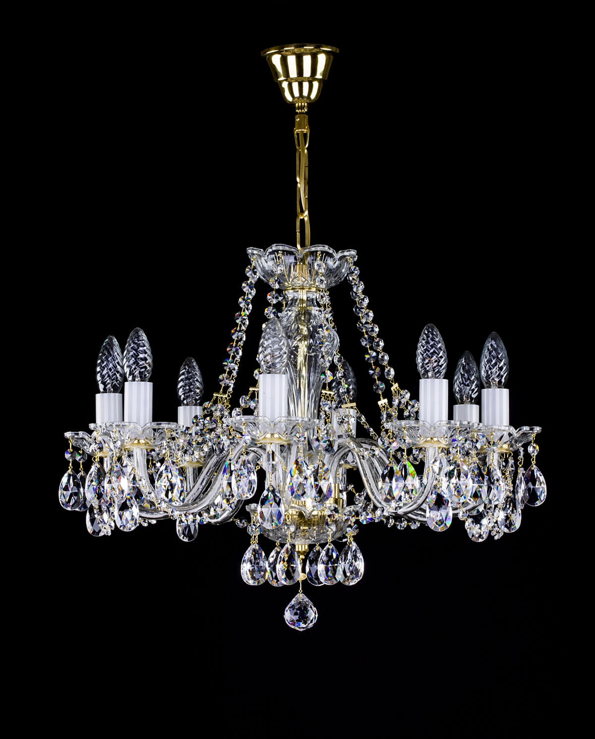Lustre de face sur fond noir, cristaux taillés et structure dorée.