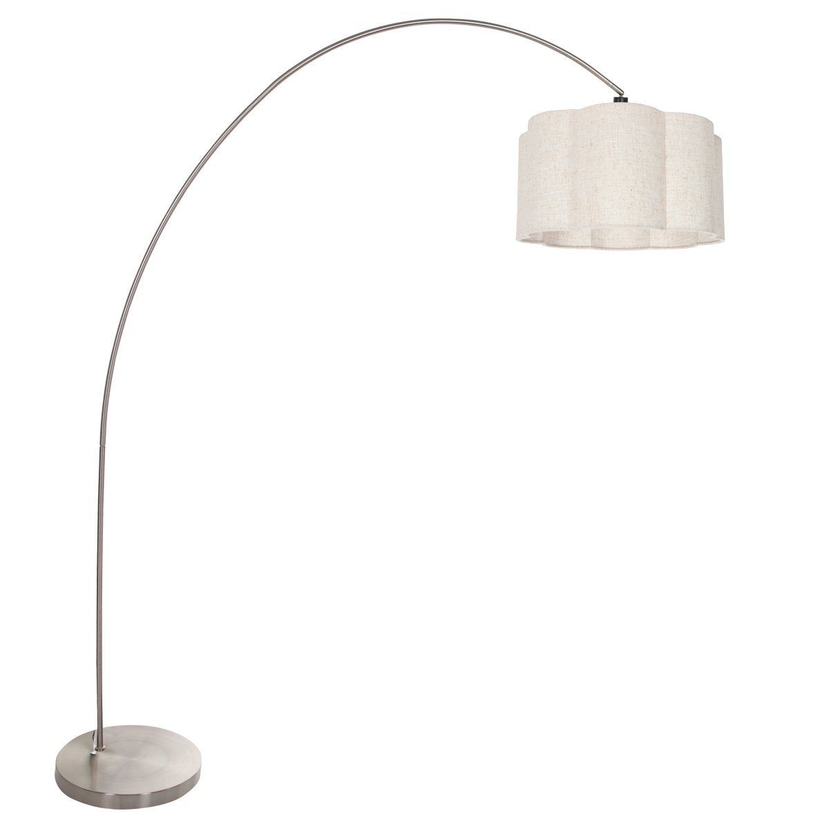 Vue entière du lampadaire argenté avec abat-jour crème et base ronde au sol