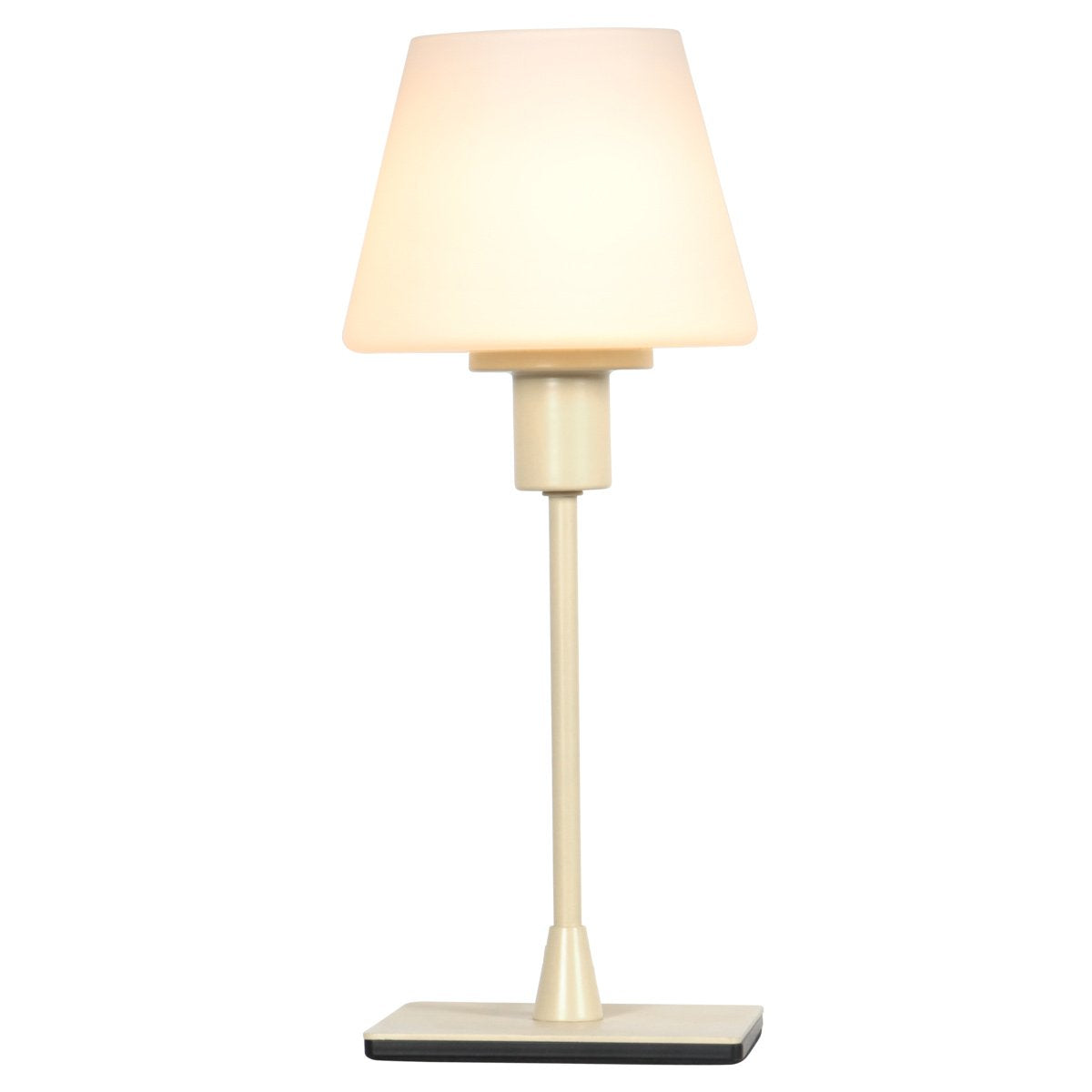 Lampe à poser allumée, abat-jour blanc diffusant une lumière chaude, vue de face.