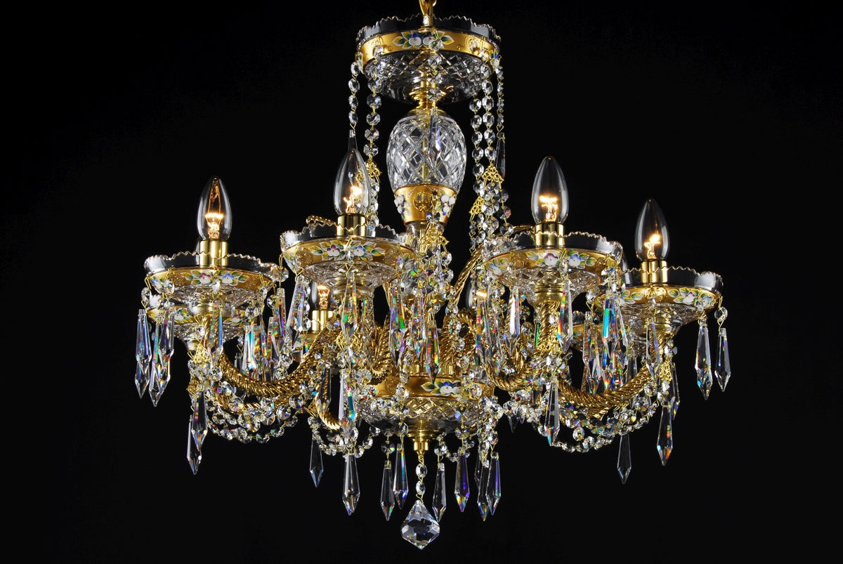 Lustre doré à six bras garnis de pampilles en cristal sur fond noir