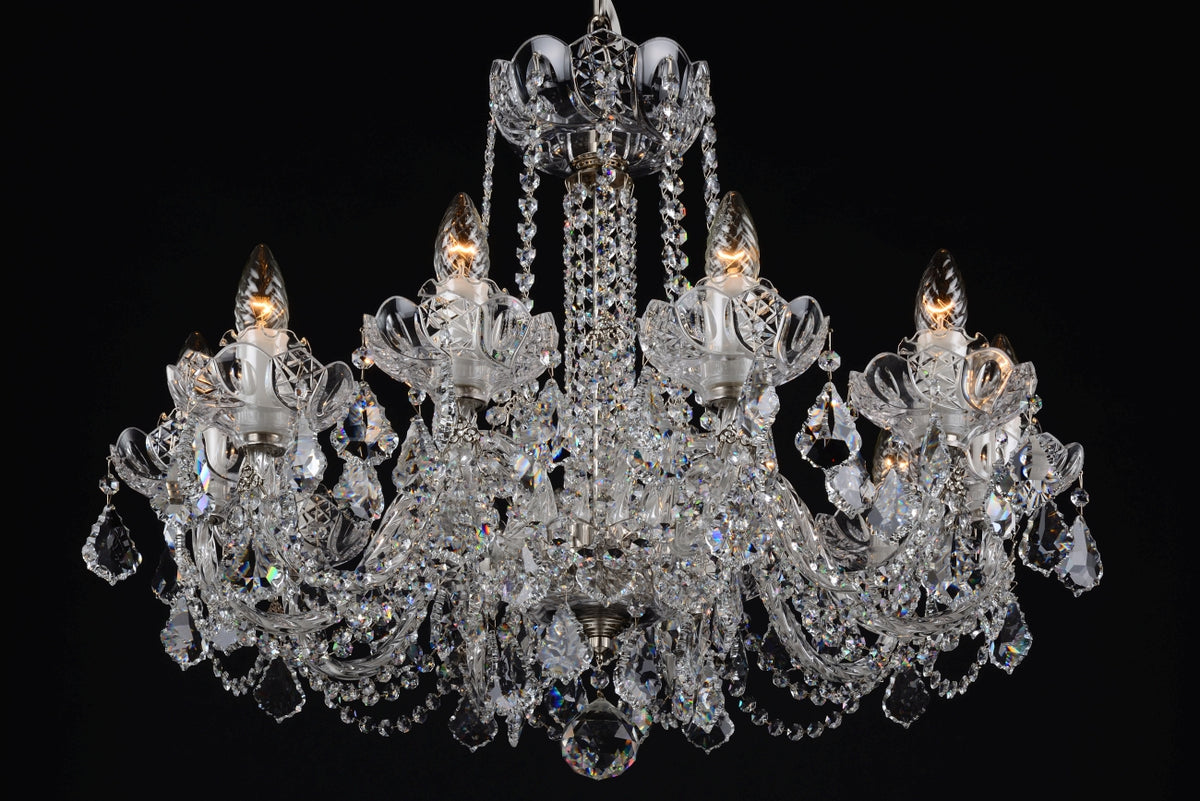 Lustre en cristal avec bras courbes, vue de face sur fond noir